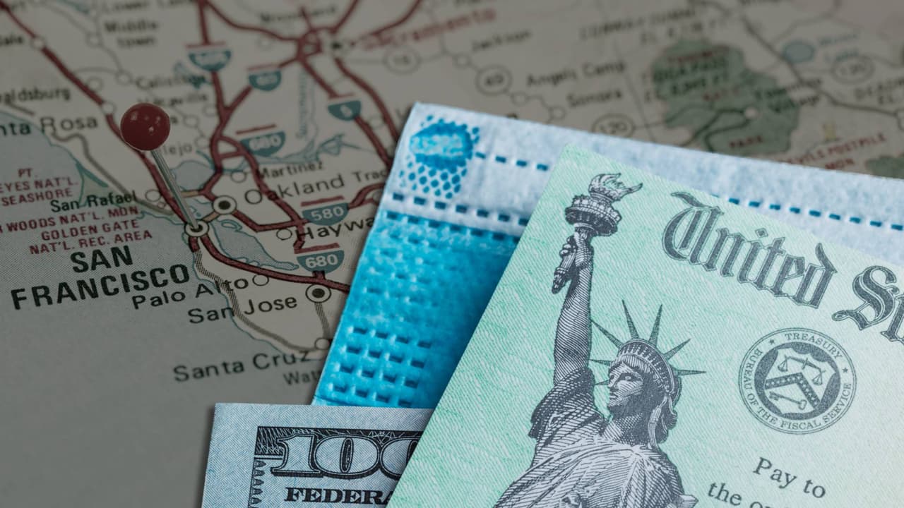 California ofrece una extensión automática para declarar impuestos estatales hasta el 15 de octubre de 2021, así que las familias aún pueden hacerlo.
<br>
<br>Sin embargo, cualquier adeudo con la Junta de Impuestos de California se tuvo que haber pagado antes del 17 de mayo, que fue la fecha límite para presentar la declaración de impuestos federales ante el Servicio de Recaudación de Impuestos (IRS, por sus siglas en inglés).