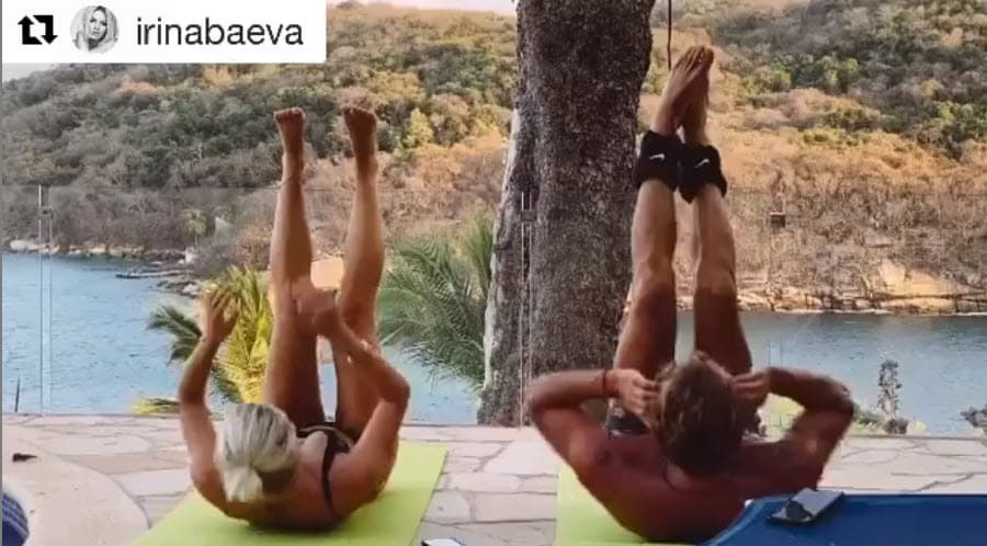 Desde hace varias semanas comparten su día a día y se les ha visto
<b> <a href="https://www.univision.com/famosos/con-la-lengua-afuera-y-en-bikini-irina-baeva-evidencia-como-respeta-el-distanciamiento-social-con-gabriel-soto-video" target="_blank">haciendo ejercicio juntos</a> </b>y otras actividades para sobrellevar la cuarentena. 
<br>
