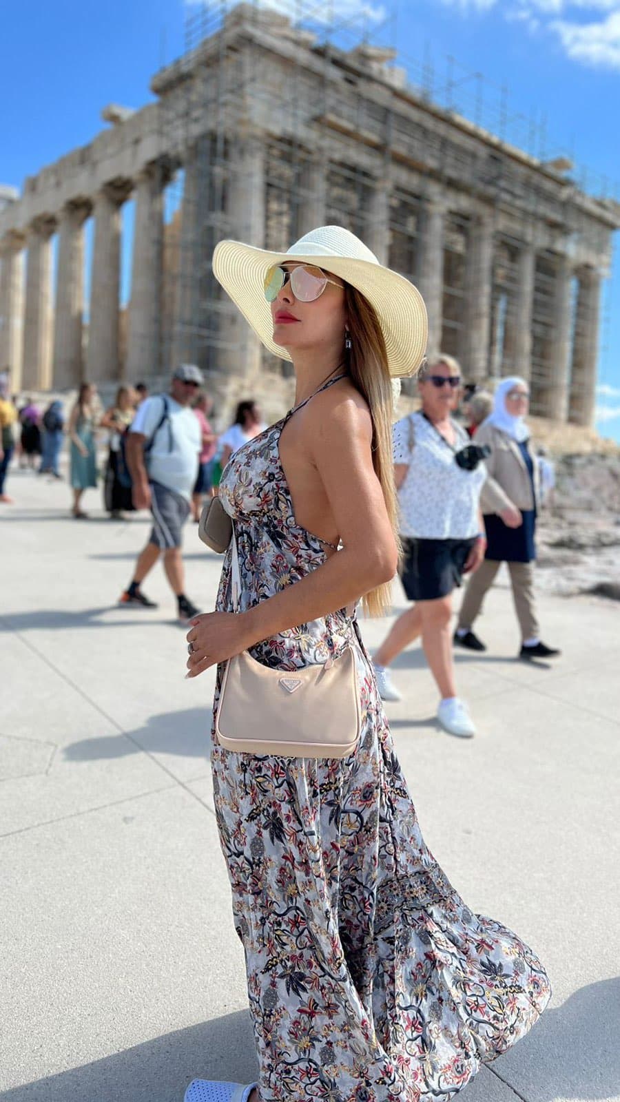 Hasta el momento, el último lugar que Conde ha visitado es el famoso Partenón, ubicado en Atenas. “Me fui a ser feliz”, indicó para describir un video en el que aparece recorriendo el lugar.