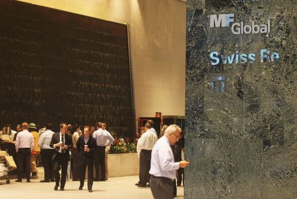 Los reguladores están investigando si la firma utilizó dinero de las cuentas de sus clientes para sus propósitos mientras empeoraba la situación financiera. Eso violaría las reglas bursátiles. El FBI investiga si la compañía violó alguna ley penal, según la agencia AP.