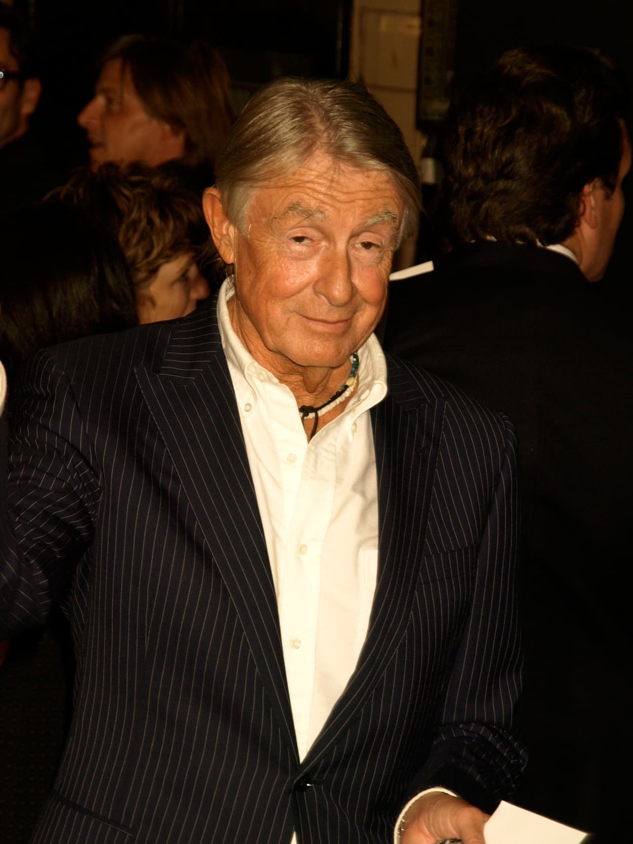 <b>Joel Schumacher</b> se hizo famoso como director de cine desde la década de los 80, con cintas como 
<b><a href="https://www.youtube.com/watch?v=Y46Sw1BUHPs" target="_blank">'St. Elmo's fire'</a></b> y 
<b><a href="https://www.youtube.com/watch?v=r1Iqy6m7U7c" target="_blank">'The lost boys'</a></b>, pero una de sus películas más recordadas es 
<b><a href="https://www.youtube.com/watch?v=ROLvjRB4E_Q" target="_blank">'Batman foverer'</a></b>, de 1995.