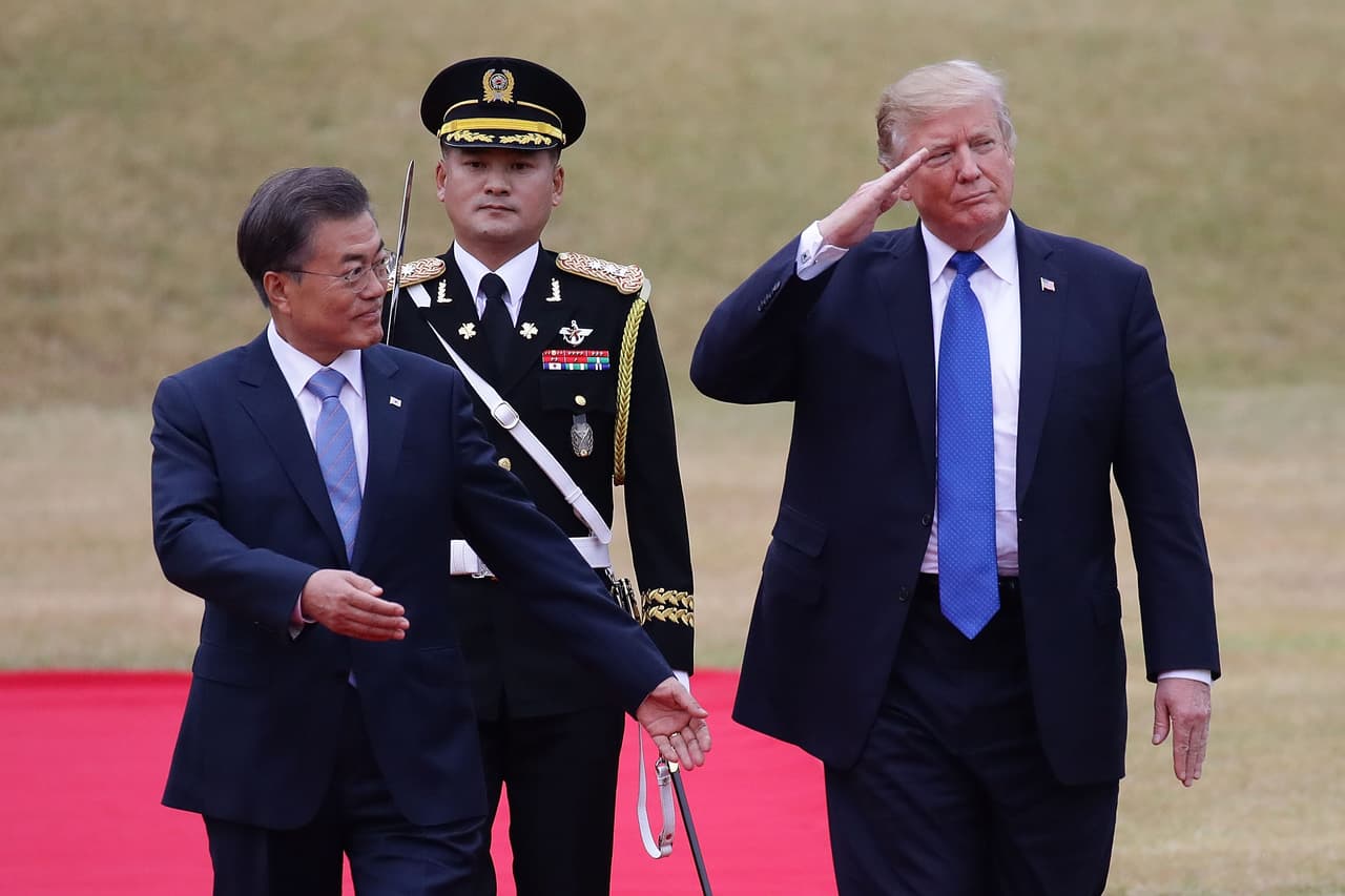 <b>Orgullo militar.</b> Donald Trump caminaba junto a su homólogo de Corea del Sur, Moon Jae-In, quien le daba la bienvenida a Seúl en noviembre de 2017. El rostro del presidente expresa satisfacción con lo que está mirando, probablemente los soldados estadounidenses que también estaban saludando.