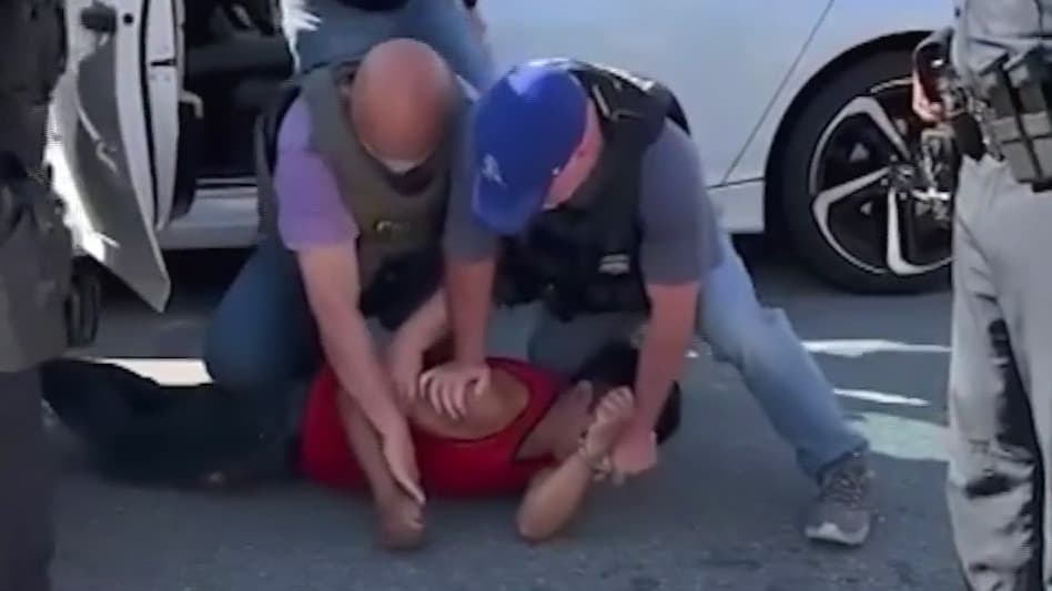 Captan en video el arresto de un ecuatoriano durante un operativo de ICE en Lawrence, Massachusetts
