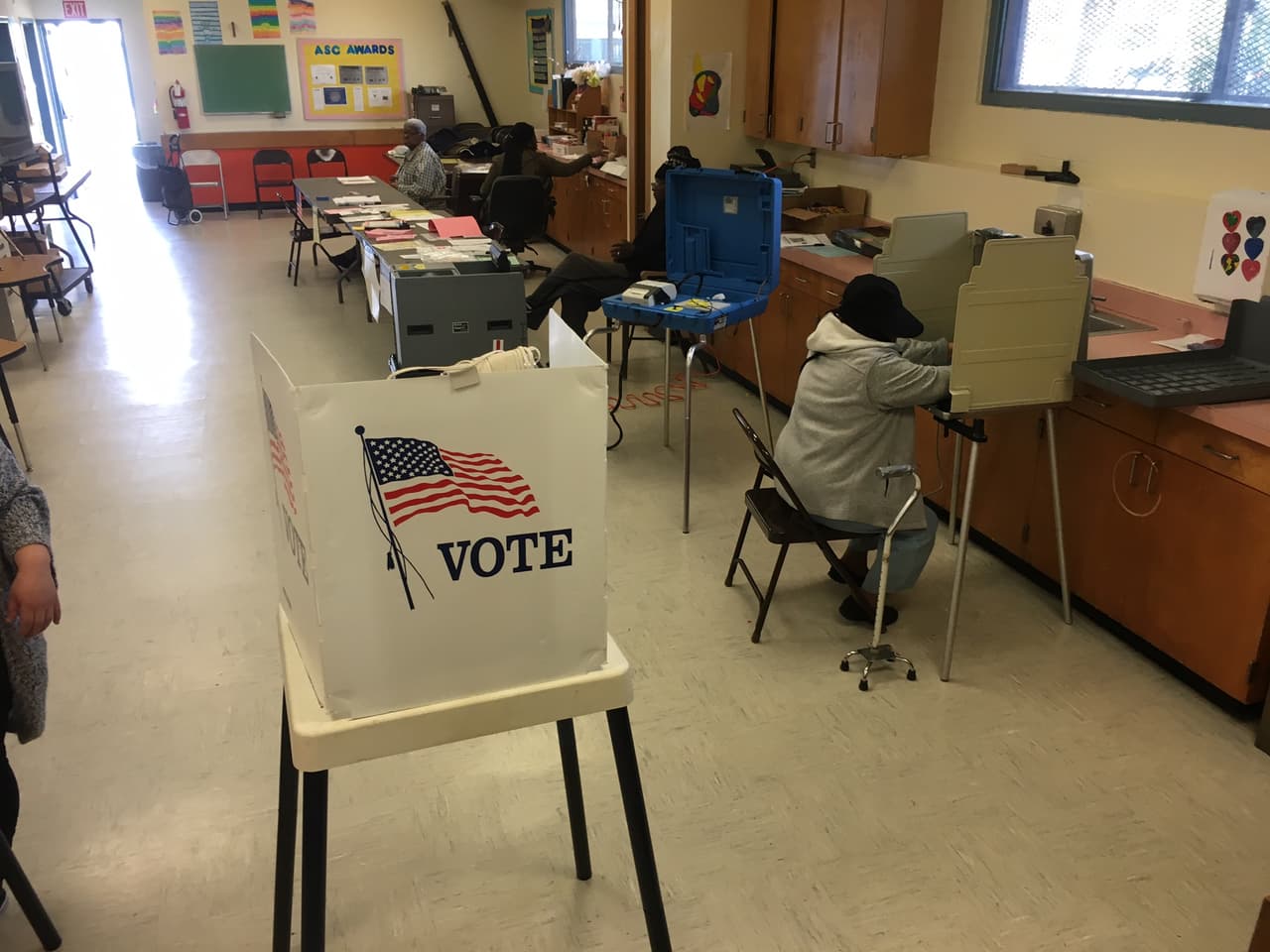 Meregilda López, nacida en Guatemala, vota en un solitario centro electoral en Los Ángeles.