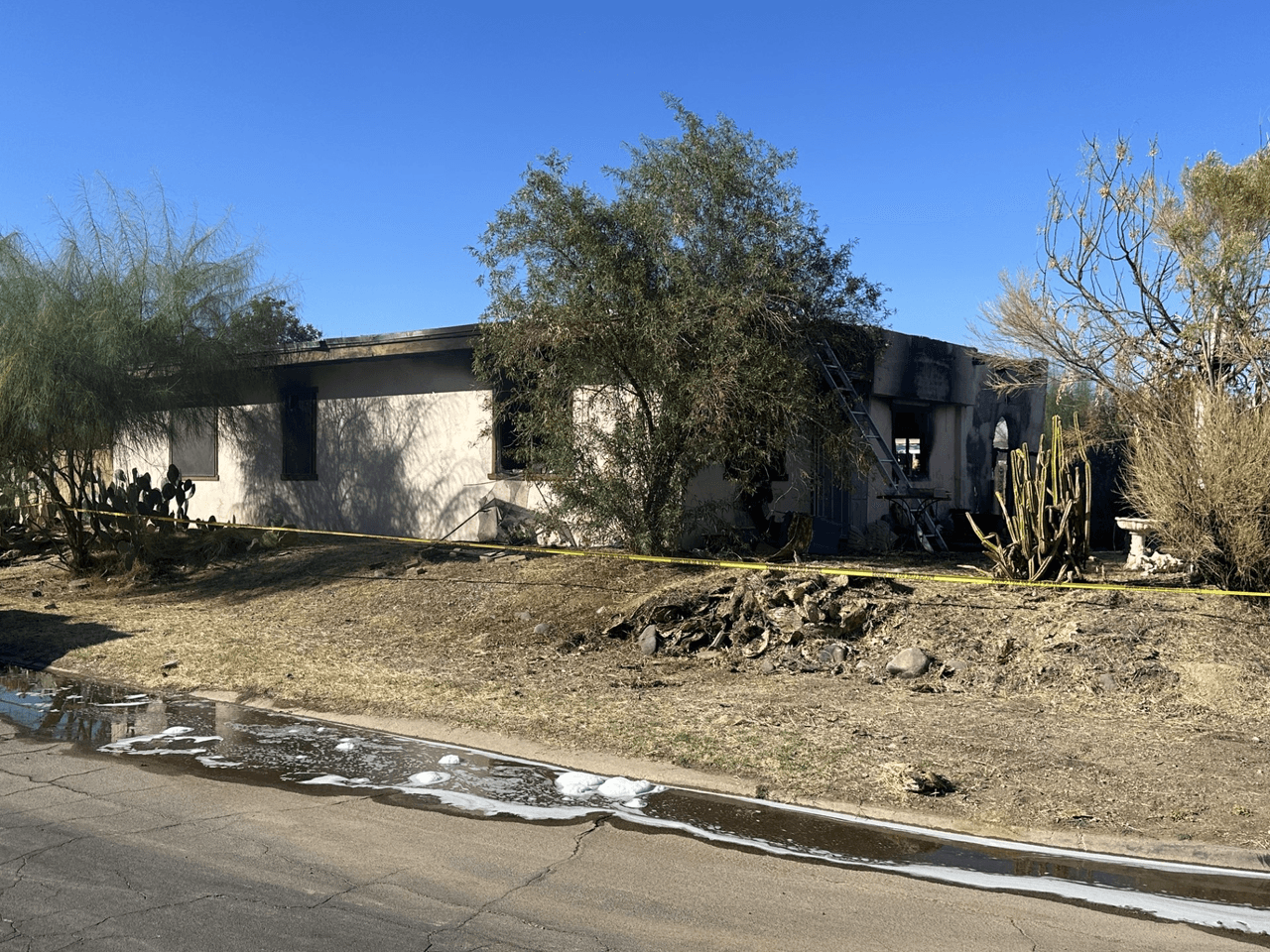 El cuerpo de la víctima fue encontrado en la sala de estar de la vivienda.