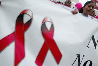 Dan asilo a inmigrante mexicano con VIH