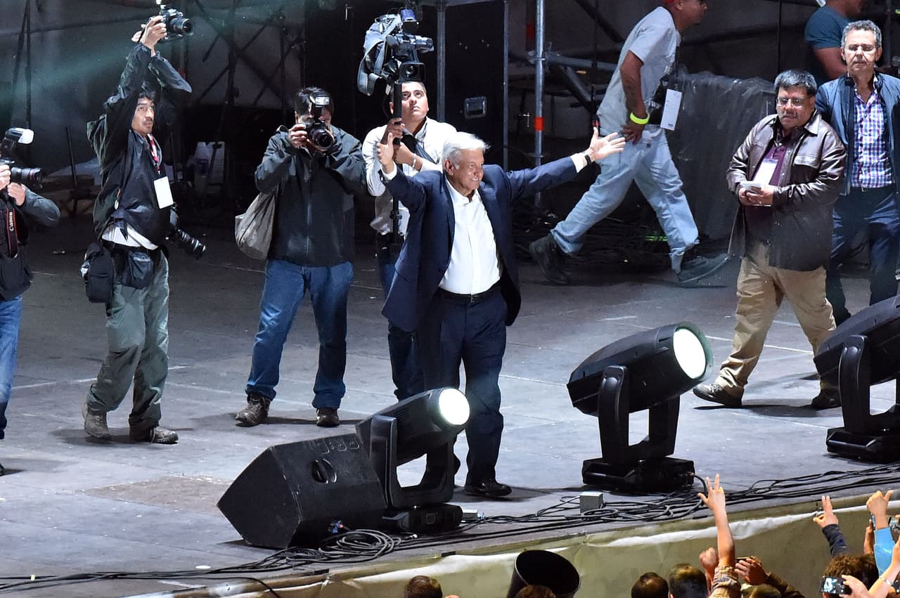 "Conozco lo que han hecho todos los presidentes, desde Guadalupe Victoria hasta el actual, y quiero pasar a la historia como un buen presidente de México", dijo Lopez Obrador a sus seguidores en el Zócalo.