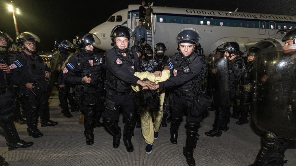 ¿Qué evidencia tiene EEUU para fichar (y expulsar) a cientos de venezolanos como miembros de la banda criminal Tren de Aragua?