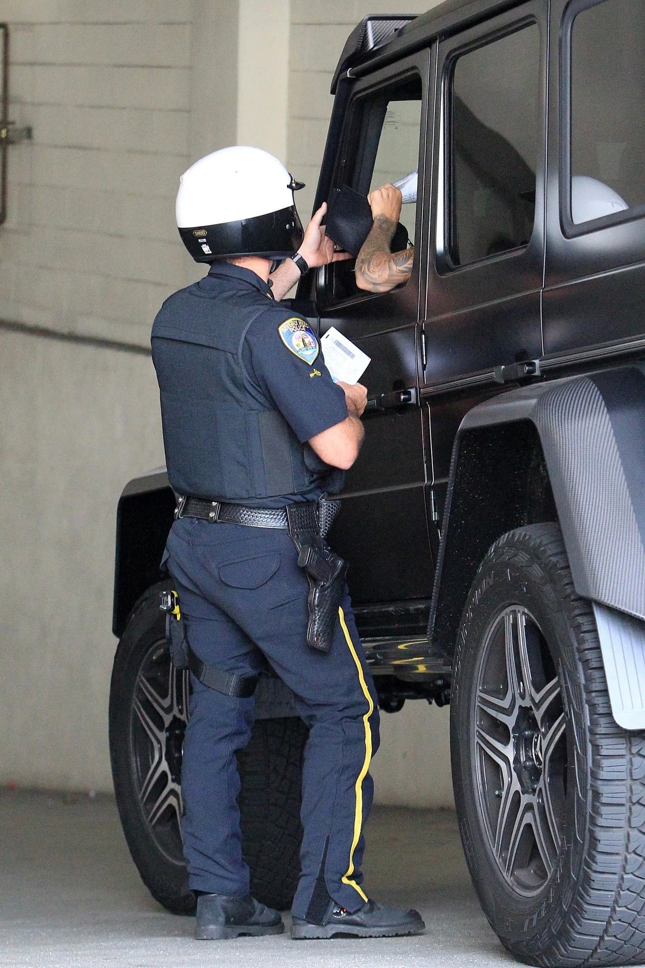 Justin Bieber presentó su licencia de conducir y el registro de la camioneta que manejaba al momento de ser detenido.