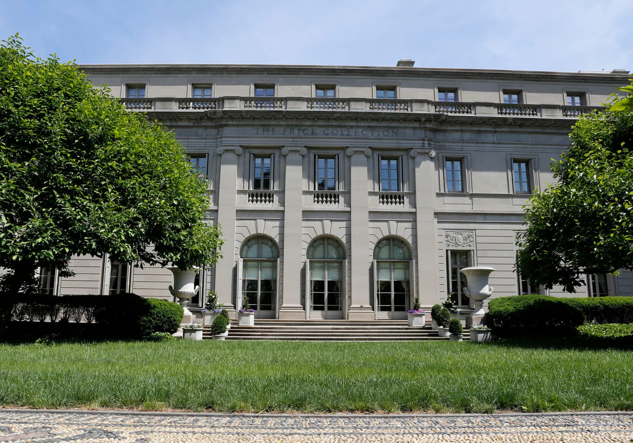 "En respuesta a las crecientes preocupaciones relacionadas con la propagación de COVID-19 y la salud y el bienestar de nuestro público, The Frick Collection está cerrando temporalmente sus galerías y biblioteca, a partir de hoy", dijo un representante del museo en un correo electrónico el jueves. . “Nuestras disculpas por cualquier inconveniente! Mantenerse a salvo."
<br>
<br>Los representantes no dijeron cuándo se abrirían las puertas nuevamente.