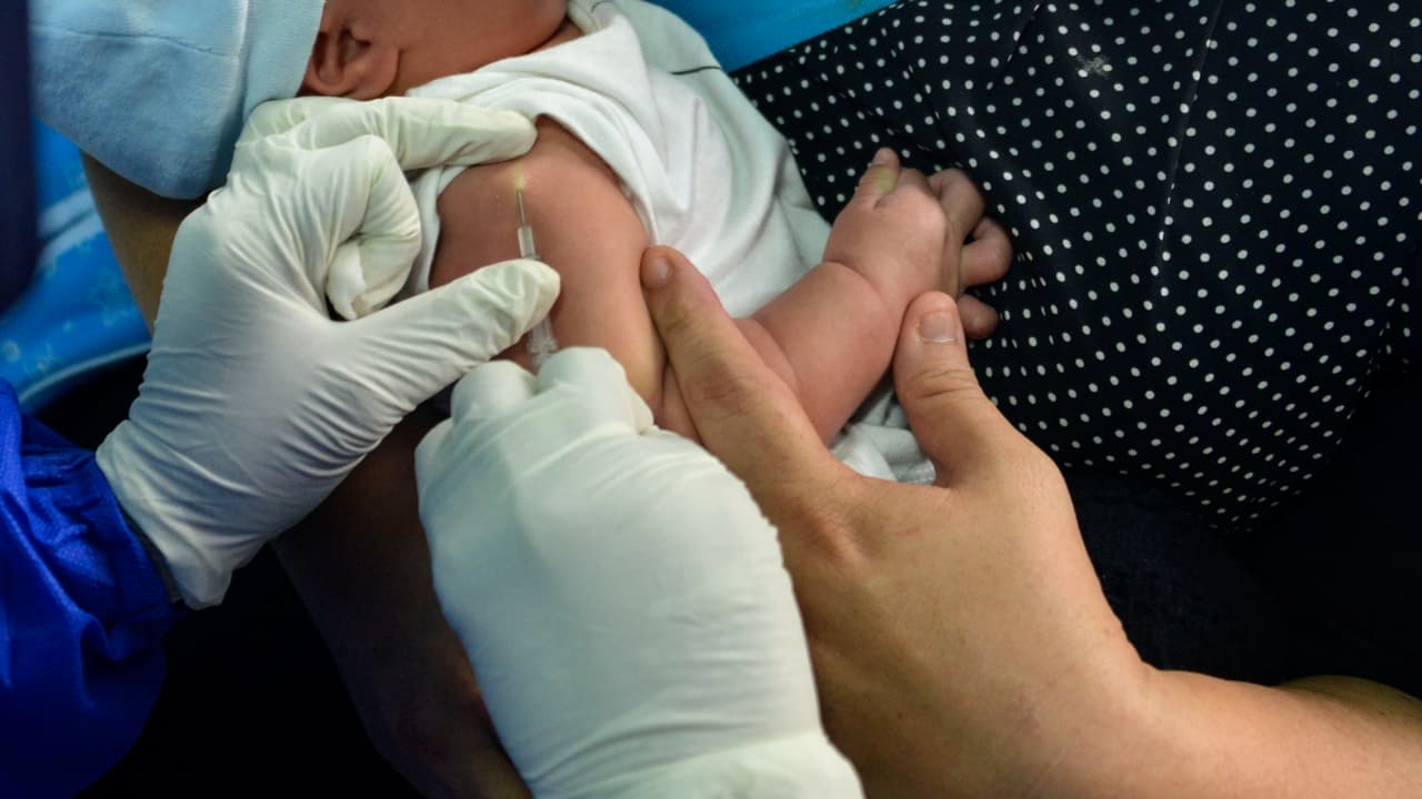 Estudio de los CDC revela eficacia de vacuna contra VRS en bebés: una pediatra explica