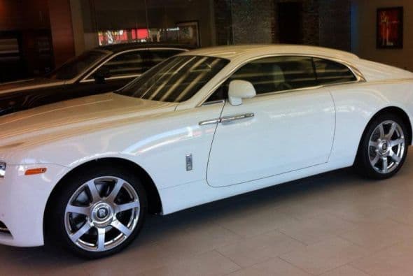 Rolls-Royce Drophead Coupe Motor V12 6.75 Lts. Potencia 453 HP Aceleración (0-60mph) 5.7 segundos Velocidad Máxima 149 MPH (238 km/h) Precio US$500,000