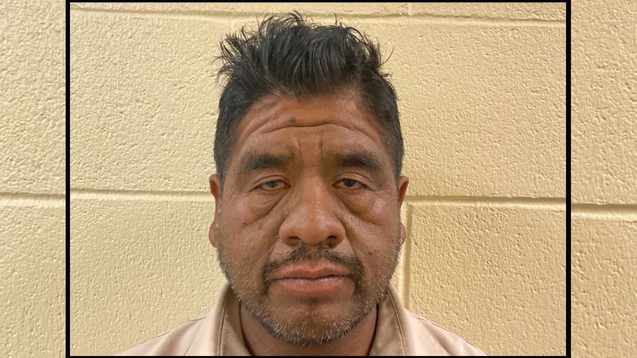 Vicente López Jacinto fue arrestado al oeste de Douglas, Arizona, después de cruzar la frontera ilegalmente. El ciudadano mexicano está registrado como un delincuente que había sido condenado por tener relaciones sexuales ilícitas con una menor de 16 años en el condado Fresno.