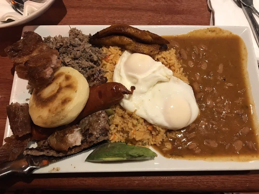 <b>Tierra Colombiana Restaurant</b>
<br>Dirección: 4535 N 5th St Philadelphia, PA 19140
<br>Teléfono: (215) 324-6086
<br>Sitio web: 
<a href="http://tierracolombianarestaurant.com/">http://tierracolombianarestaurant.com/</a> 
<br>
<a href="https://www.yelp.com/map/tierra-colombiana-restaurant-philadelphia-2">Cómo llegar</a>
<br>
<br>Sus dueños dicen que “Tierra Colombiana tiene más de 30 años sirviendo orgullosamente a la comunidad de Filadelfia. Tierra se encuentra en el corazón de la comunidad hispana en el norte de Filadelfia y es un faro de luz para todas las encrucijadas de sabores tradicionales de América Latina y el Caribe”.
