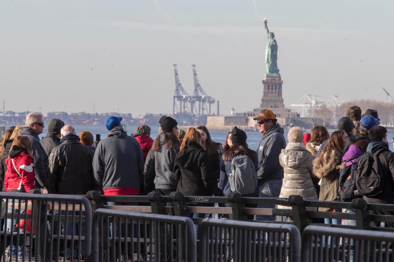 Visitantes esperaban para abordar un ferry que los pasearía por los alrededores de la Estatua de la Libertad y Ellis Island, pero ninguna estaba abierta el 20 de enero debido al
<a href="https://www.statuecruises.com/">cierre del gobierno el viernes</a>.