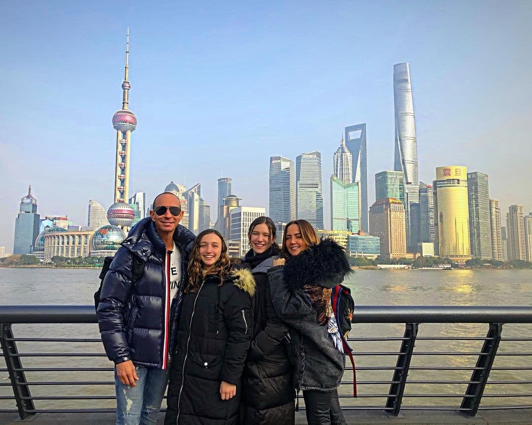 En cambio, dijo que le parece injusto recibir
<b>"burlas, críticas o ataques"</b> de quienes están detrás de publicaciones sobre su familia. Mencionó que muchos de los comentarios sobre ella o su esposo afectan directamente a sus dos hijas adolescentes.