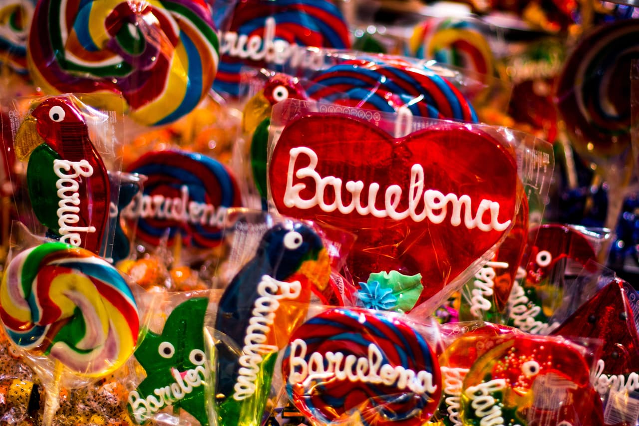 Sí, en La Rambla también está el corazón deportivo de la ciudad, una vez que desde 1930, los periodistas de La Rambla informaban los resultados de los juegos con una pizarra que colgaban en la ventana del periódico y que desde entoces empezó a congregar a la fanática.