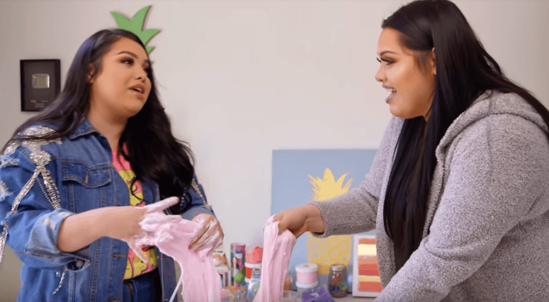 Estas gemelas, originarias de Estados Unidos, realizan videos por separado y juntas: hablan de su vida diaria y comparten momentos especiales con sus seguidores.