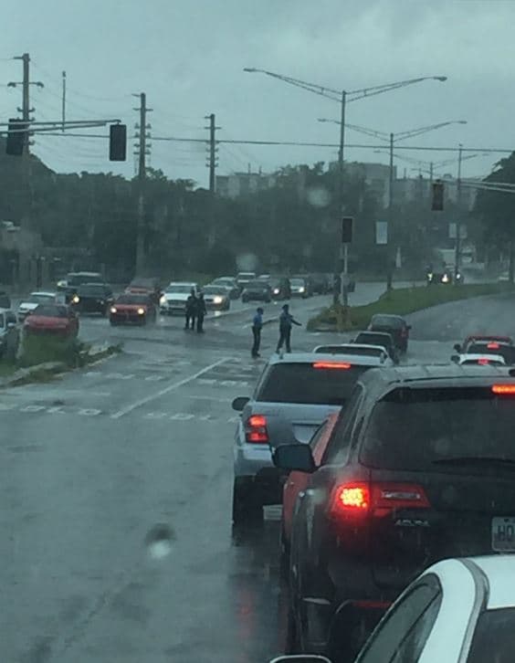 A lo largo y ancho de Puerto Rico se comparten imágenes de las personas felicitando a la Policía y brindándoles agua y otros suministros en agradecimiento a la gran labor que han realizado.