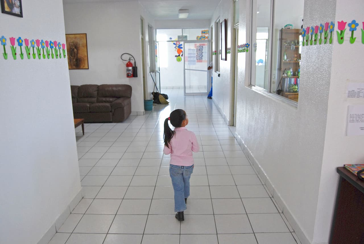 Durante días, Esther viajó por México para reencontrarse en EEUU con sus padres, quienes pagaron a una coyote para que la acompañara en su travesía. Por una respuesta equivocada que la acompañante de Esther le dio a un agente de migración, detuvieron a la mujer. Días después, acompañada por agentes de migración, Esther fue repatriada a Guatemala y volvió a casa de sus familiares, como relata el fotógrafo Luis Enrique Aguilar.