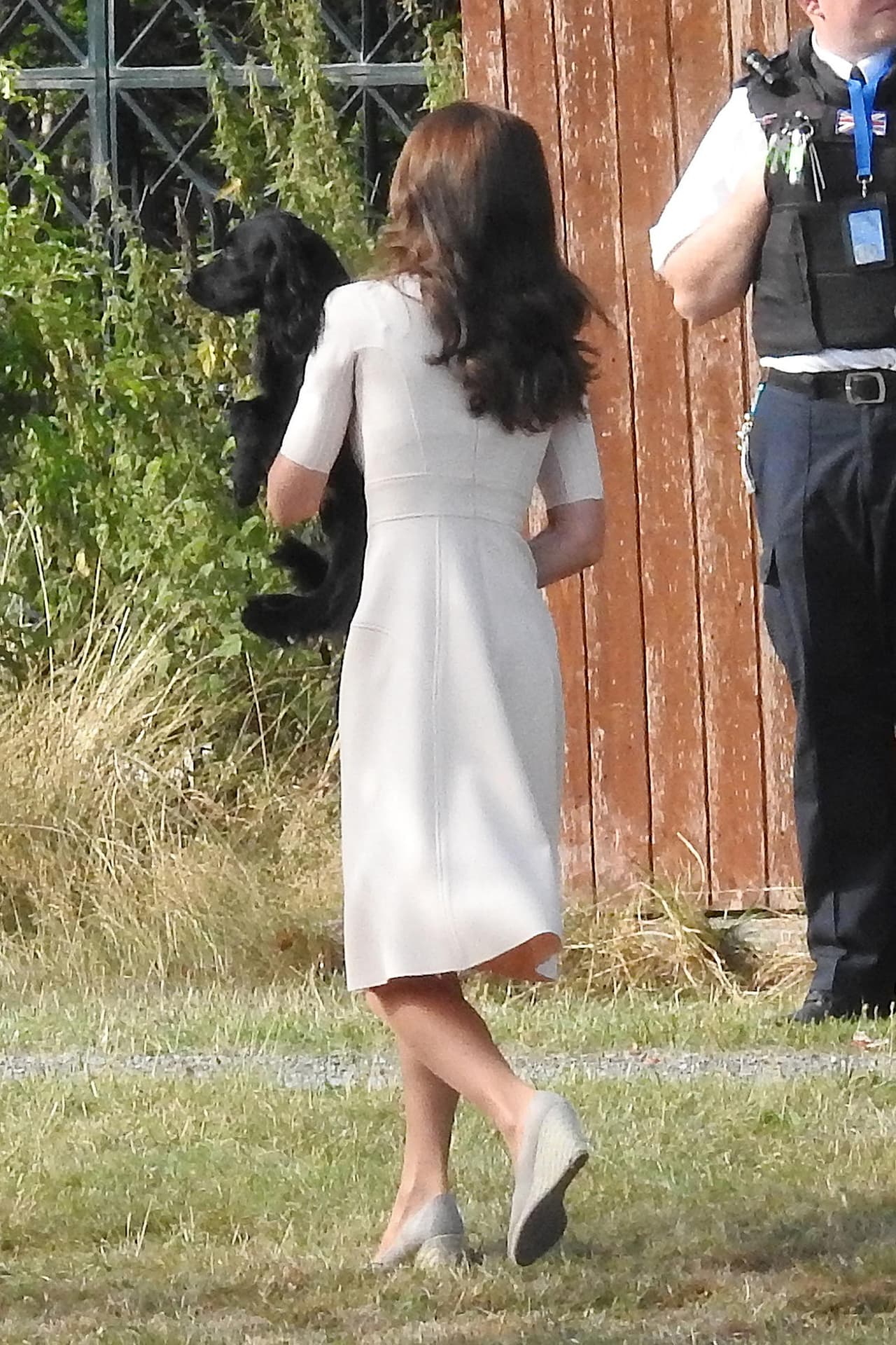 Una vez más Kate hace muestra de su sencillez, ella misma se encargó de la mascota familiar.