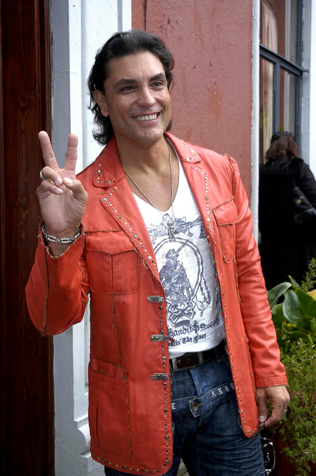 El actor fue acusado de haber inventado un romance con Natalia Streignard y también se peleó con Héctor Suárez Gomís. Ante los continuos conflictos, Ríos perdió el empleo.