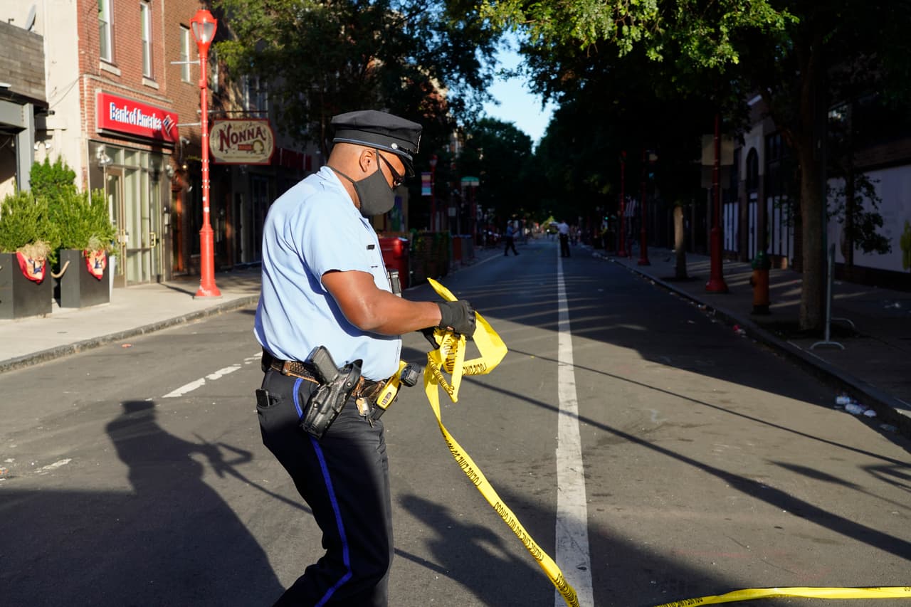 Pace dijo que se encontraron dos armas en la escena, una de ellas con un cargador extendido. La búsqueda de los pistoleros continuó el domingo por la mañana, dijo la policía. Uno de los atacantes fue visto por última vez corriendo hacia el sur en American Street entre las calles 2 y 3.