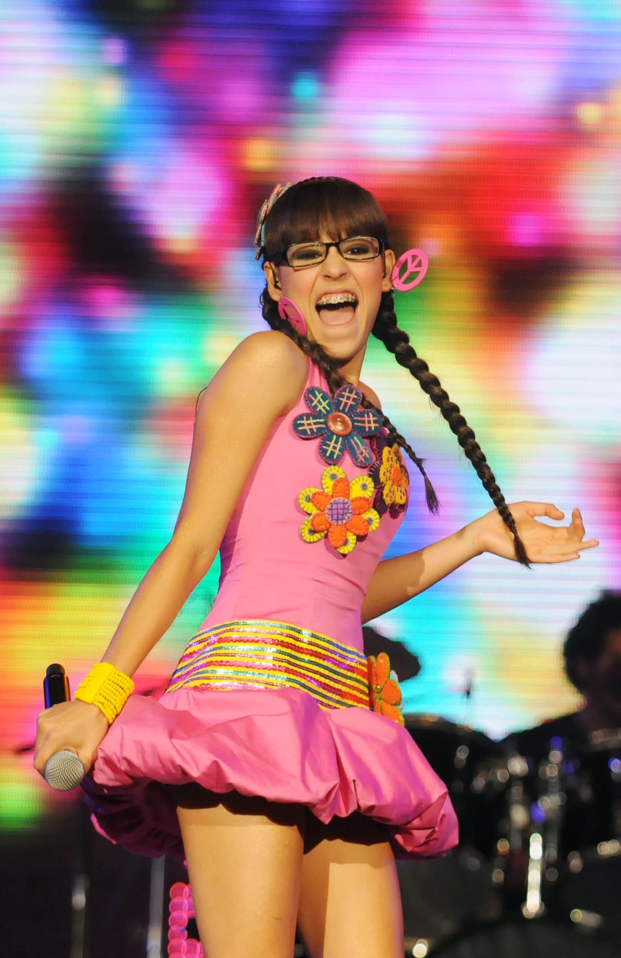 En 2009, con tan sólo 14 años, la actriz se metió en el papel de Patito en la producción ‘Atrévete a soñar’, donde interpretó canciones como ‘Mundo de caramelo’, ‘Pintando el amor’ y ‘El primer día sin ti’. En este melodrama, la joven es recordada por el peinado de su personaje: largas trenzas y fleco.