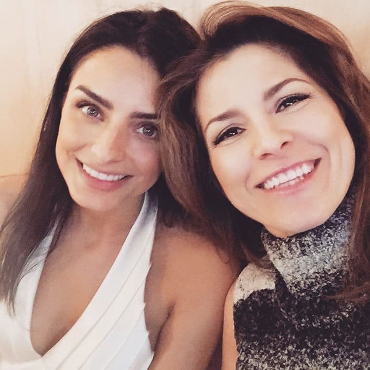 Hace unos días, la esposa de su papá Alessandra Rosaldo, compartió esta foto. Al parecer las dos estaban en la prueba del vestido. Oops! ¿Habrá mostrado el traje de novia sin querer?