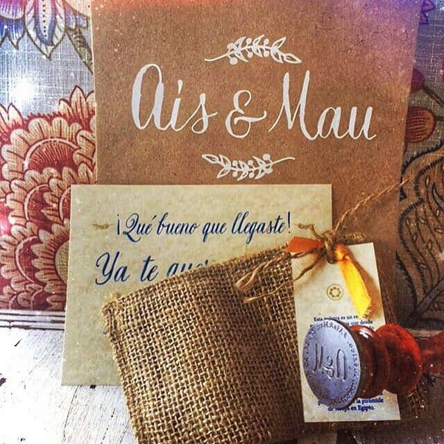 Estas son las invitaciones y recuerdos de Ais y Mau.