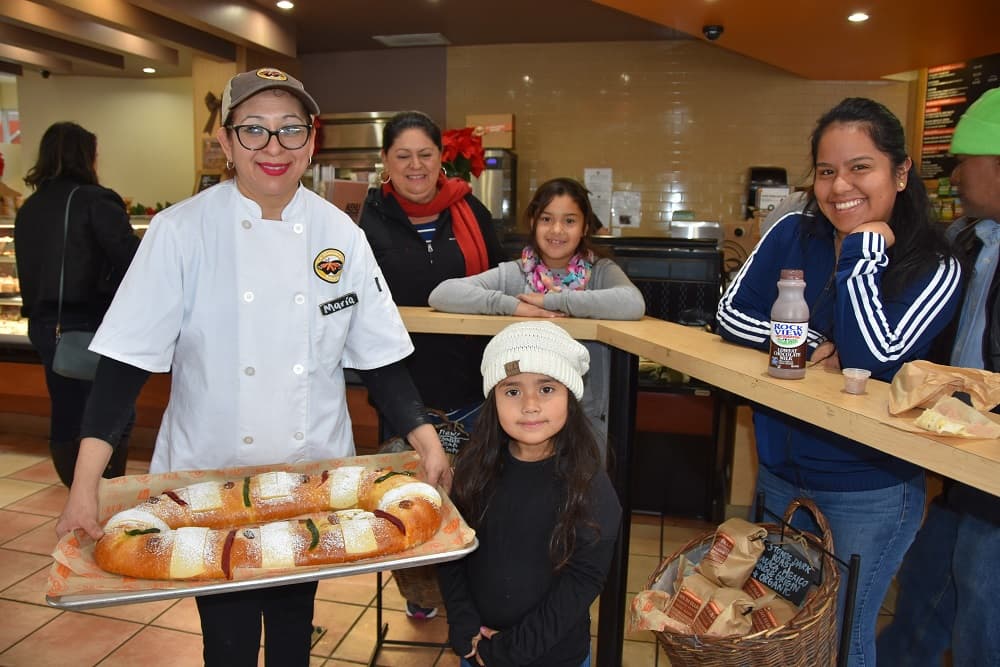 Según la tradición mexicana, al que le toca esta figura deberá invitar a tamales el próximo 2 de febrero, en el Día de la Candelaria. La tradición también se da en otros países, como España, y ha saltado también a Estados Unidos de la mano de los latinos. En la imagen, panadera de La Monarca Bakery María González (i), posa con una rosca de Reyes junto a Marely Sojo (c) y su madre María Vásquez (d) y atrás Lupe Río (2-i), en Los Ángeles, California.