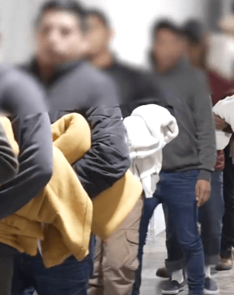 Tenían en sus manos algún
<b> suéter o abrigo</b>. Muchos llevaban también algunos 
<b>documentos dentro de bolsas plásticas</b>.