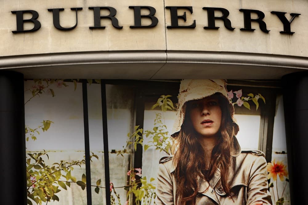 De acuerdo a la información, sus primeros dos años en la firma los desempeñó como asistente global de redes sociales. Después fue ascendido a coordinador global para esas plataformas digitales, puesto que ocupó por dos años más.