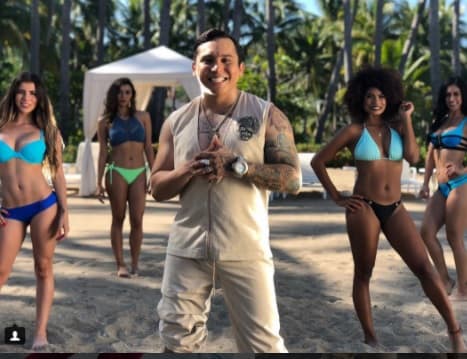 Además de la compañía de Kimberly Flores, la producción invitó a varias modelos para bailar con La Trakalosa y hacer un video más llamativo, conjuntando cuatro cosas importantes de un clip musical: música, sol, playa y mujeres.