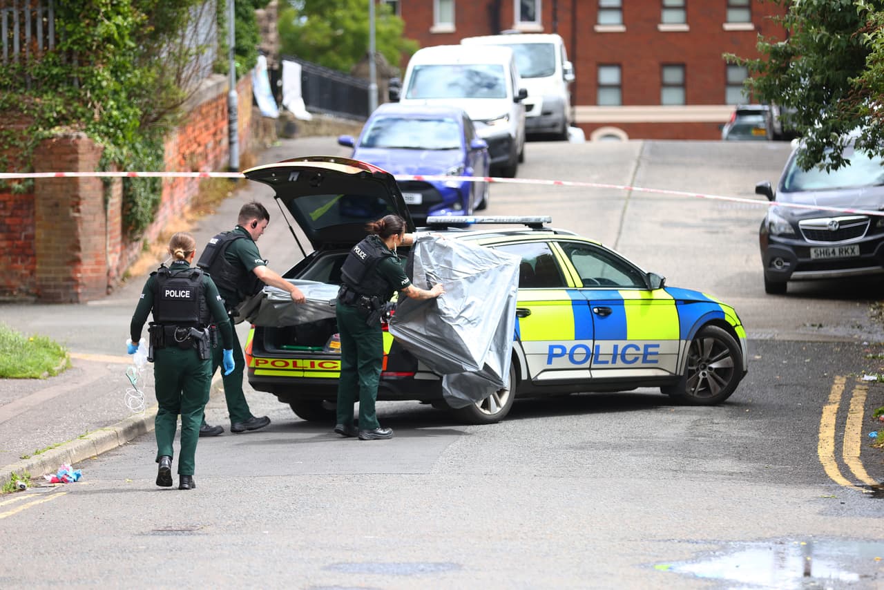 Policías de Irlanda del Norte aseguran la zona donde ocurrió un apuñalamiento en el norte de Belfast, el 9 de junio de 2026. (Foto AP/Peter Morrison)