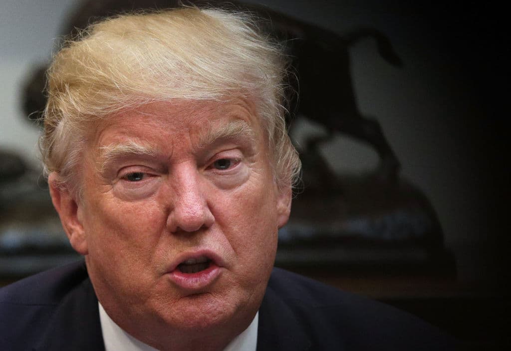 Después de días tuiteando sobre la NFL, Trump anuncia que viajará a Puerto Rico tras el desastre causado por María