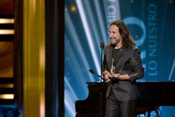Al finalizar su presentación musical, Marco Antonio Solís anunció que le entregaría el premio a la Excelencia Musical a su amigo Ricardo Arjona.