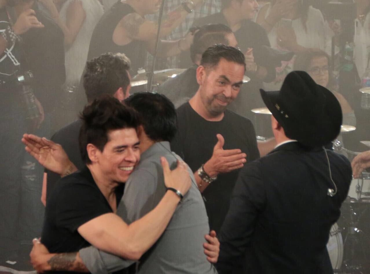 La sorpresa fue cuando llegó cerca de las cuatro de la mañana el grupo mexicano Matute, liderado por Jorge D'Alessio, cuñado de la también cantante y actriz, Anahí, quien a su vez está casada con el gobernador del sureño estado mexicano de Chiapas, Manuel Velasco, quien también es muy amigo de Julión.