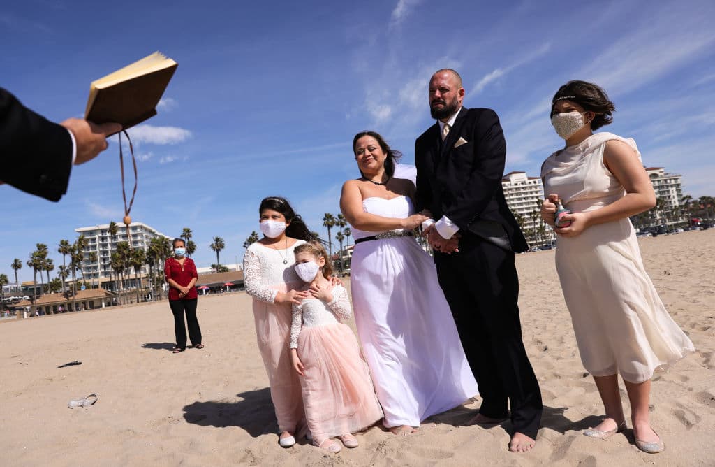 Lorena y Steven James se casaron este domingo en una playa de Huntington Beach, California, en un grupo reducido y con mascarillas para evitar los contagios con el virus. "No dejamos que la pandemia nos impidiera vivir", dijo Lorena de acuerdo con Getty Images.