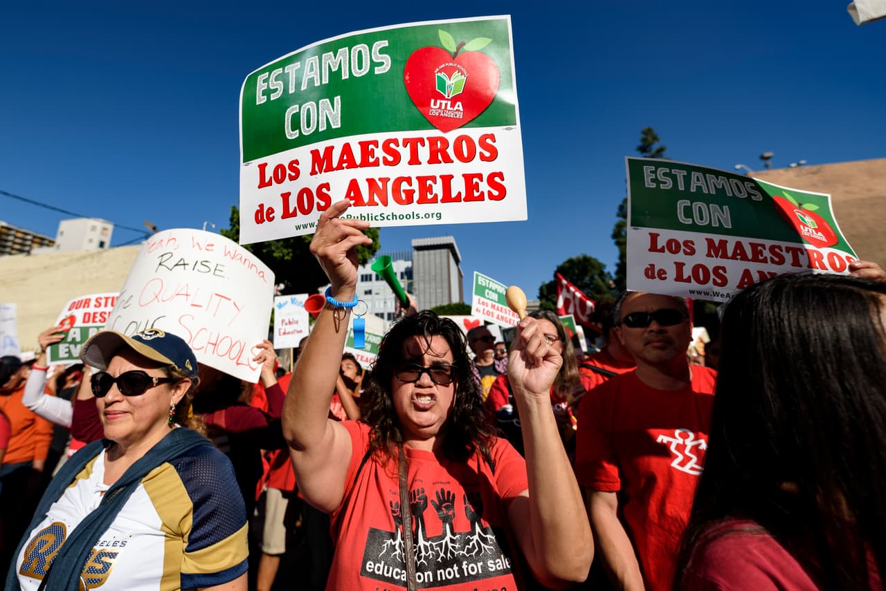 Los Ángeles está pasando por los mismos problemas que algunos estados tienen con escuelas independientes. Críticos sostienen que las escuelas 
<i>charter</i>, que son públicas pero administradas como privadas, afectan negativamente las finanzas del distrito al quitarles estudiantes y los fondos públicos asignados por alumno.