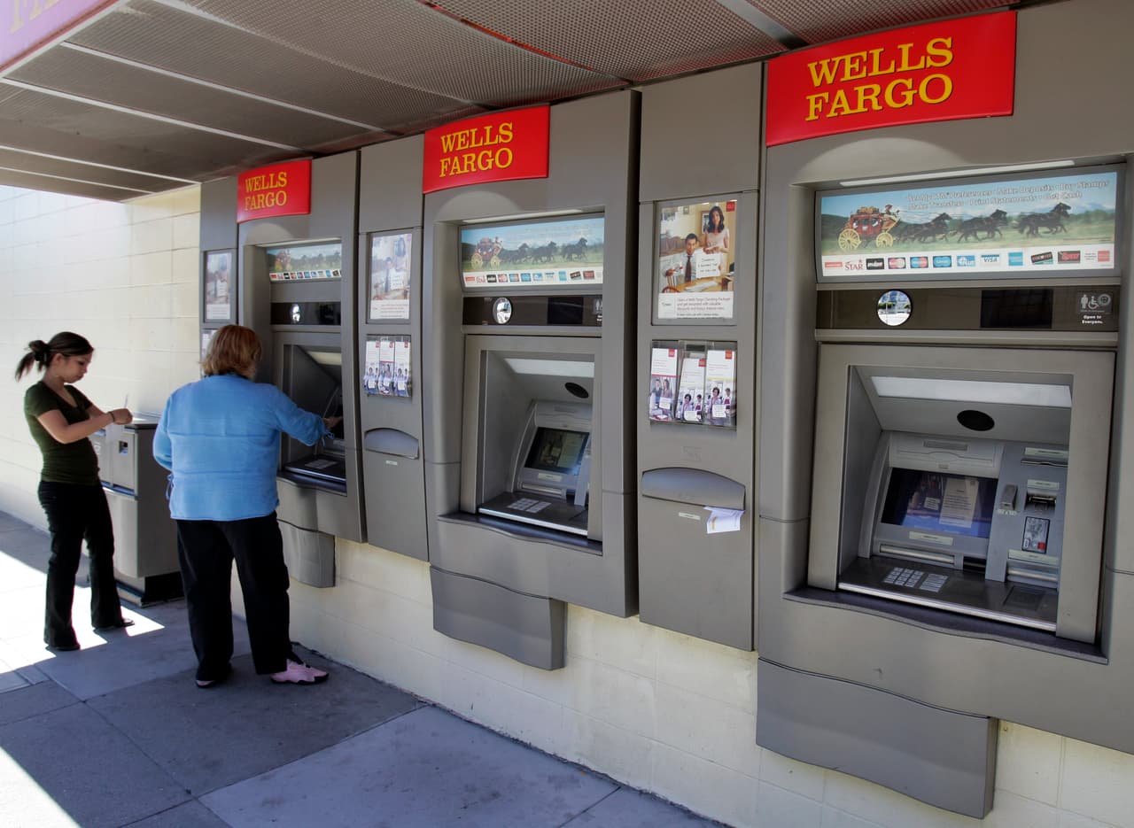 Saca dinero en efectivo, ya que los cortes de energía podrían afectar los cajeros automáticos y el uso de pago con tarjeta de crédito.