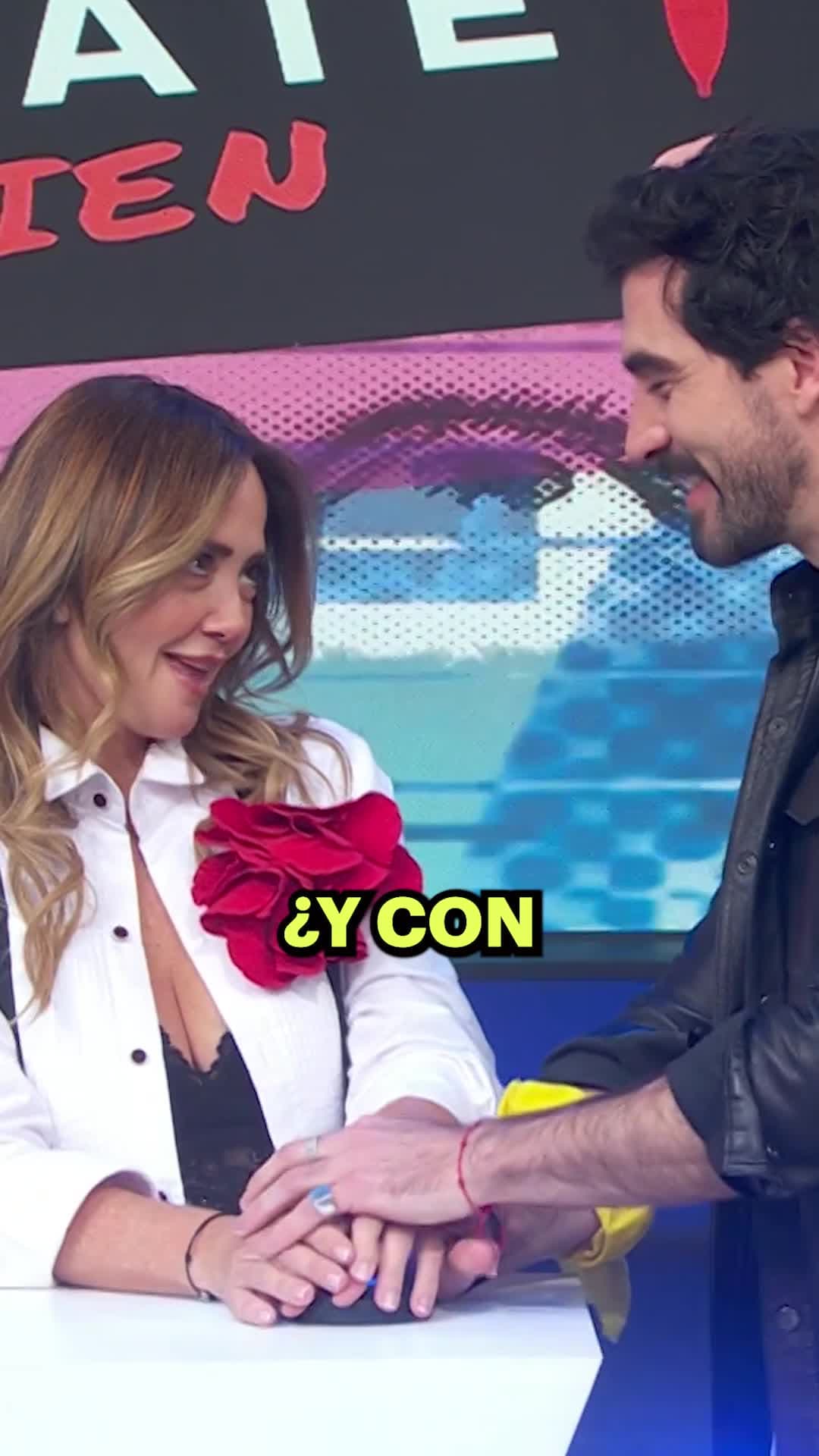 ¡Coqueta! Andrea le enseña las instrucciones del juego a Luis Carlos