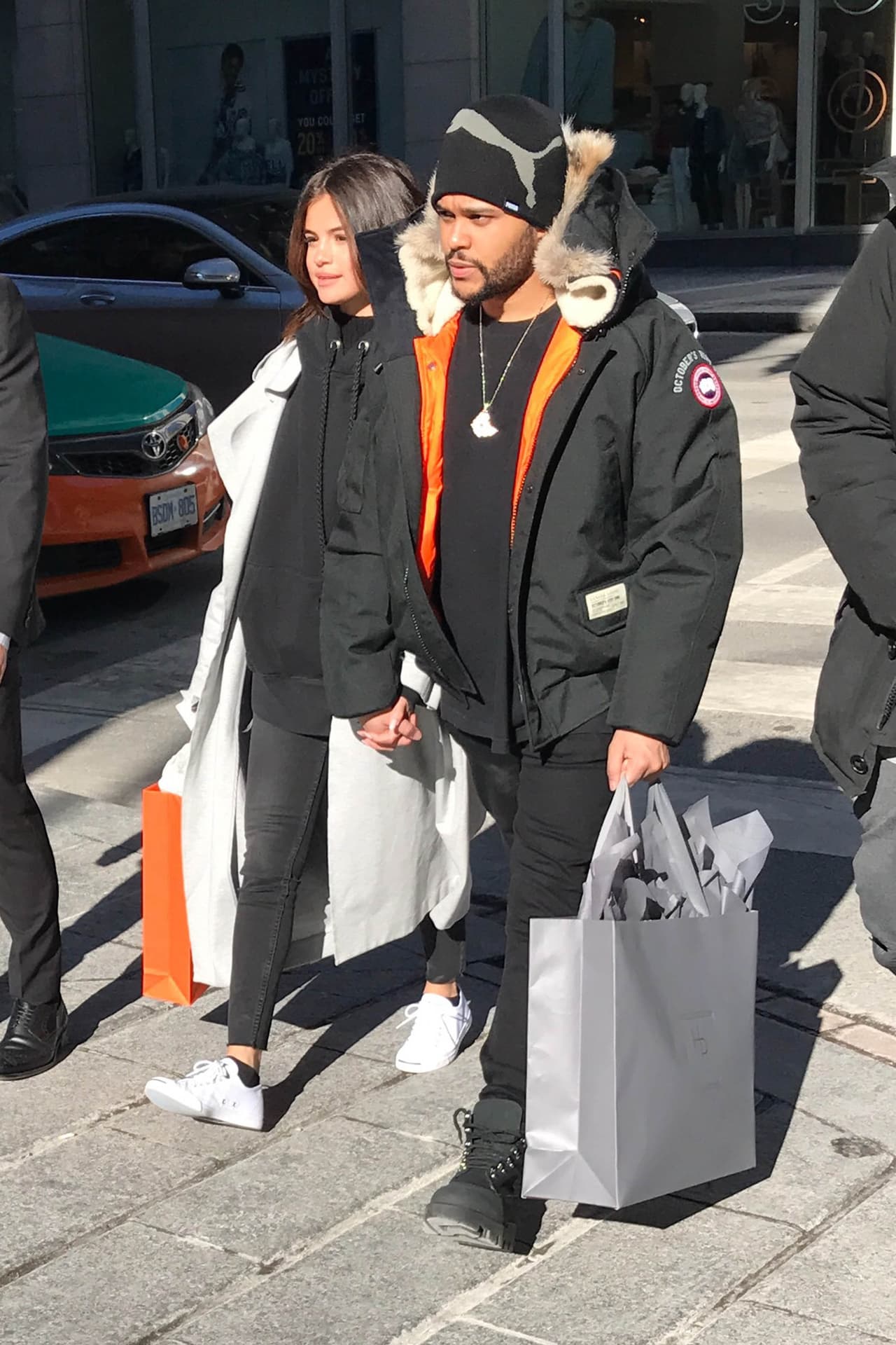 Selena Gomez y The Weeknd no ocultaron su amor mientras paseaban tomados de la mano en un romántico día de shopping en Toronto, Canadá.