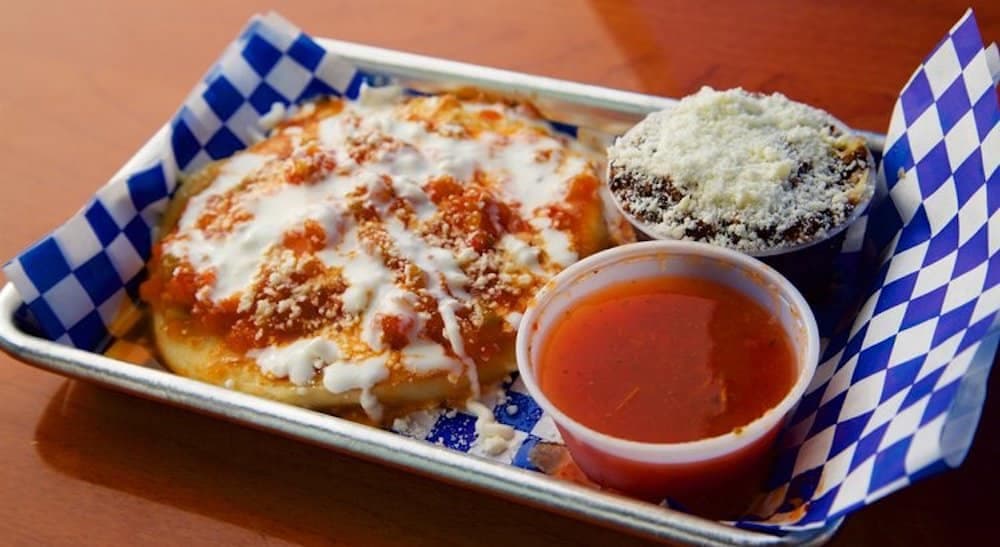 <b>LA Pupusa Urban Eatery </b>ubicado en 1051 W Washington Blvd, Los Angeles, ofrece las pupusas catalogadas como "las mejores" de acuerdo a los comentarios en Yelp.