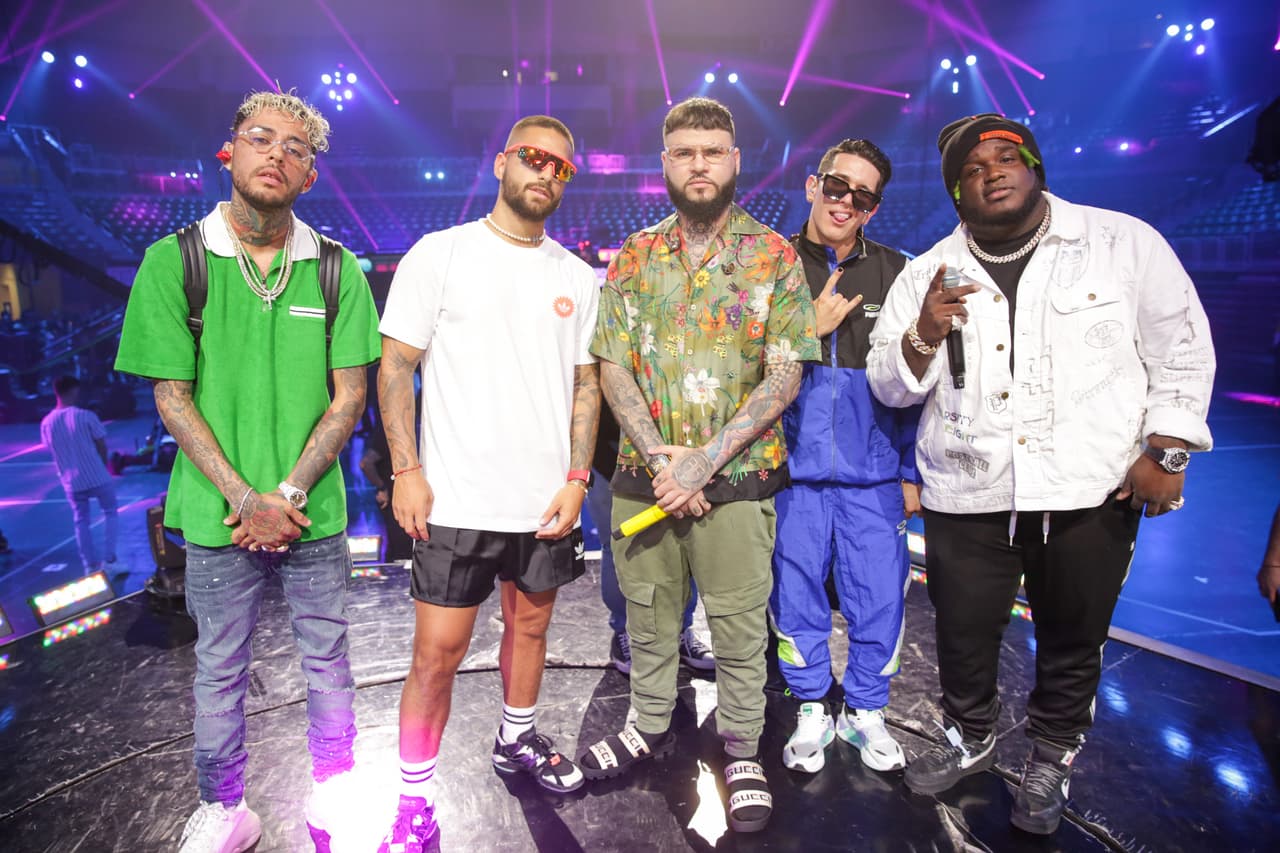 Los cantantes se reunieron para que nuestro fotógrafo les tomara una imagen del recuerdo. Al grupo se unió Lenny Tavares. Al final todos los reggaetoneros inmortalizaron este vibrante e histórico ensayo.