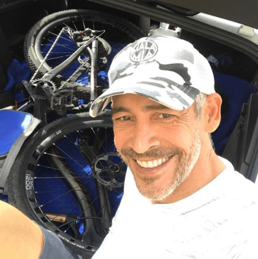 También ha podido consolidarse como empresario, con sus ya famosas frases plamadas en sus gorras.