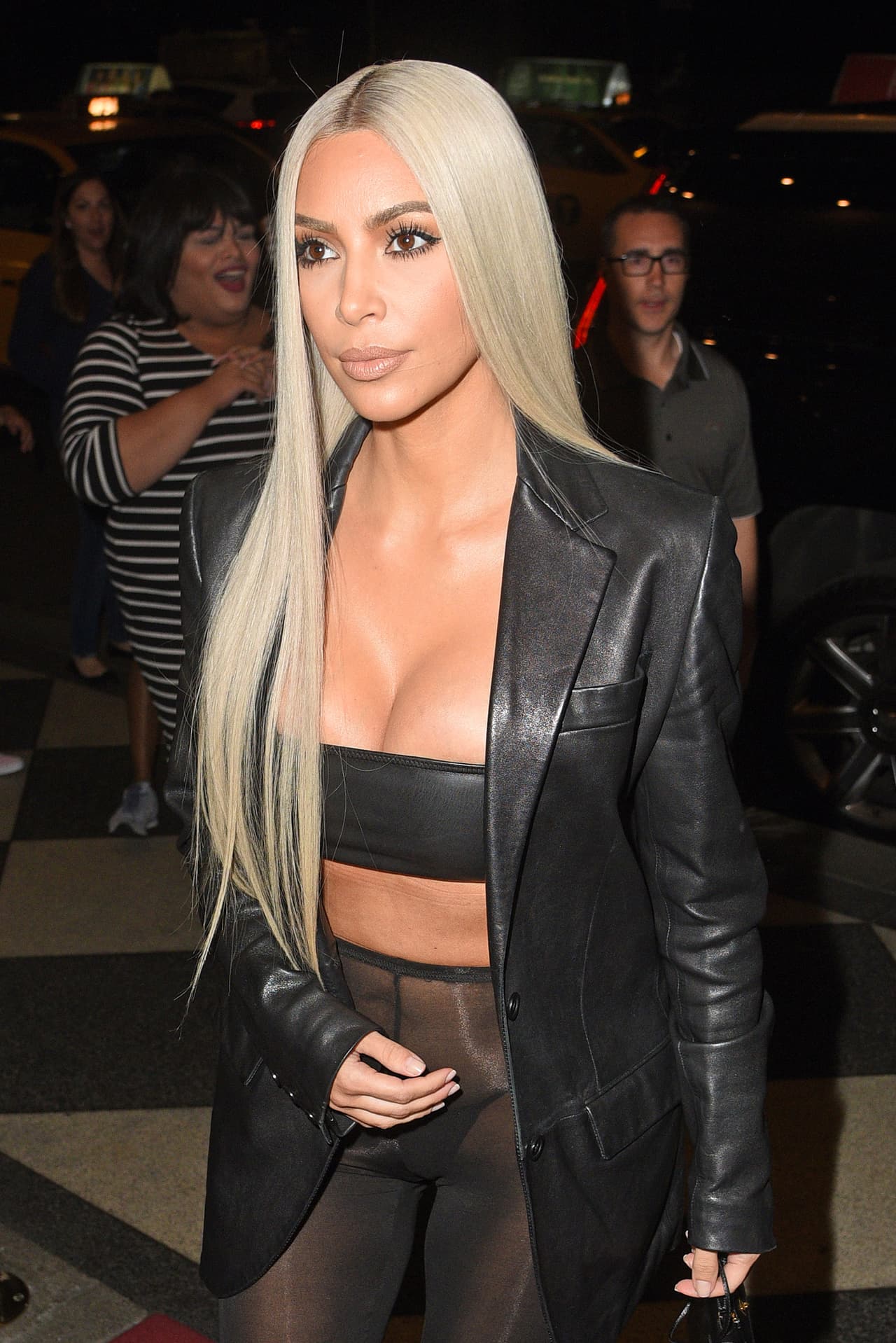 El portal Instyle reportó que Kim Kardashian dejó con la boca abierta a los asistentes por usar sus medias como 'leggings'