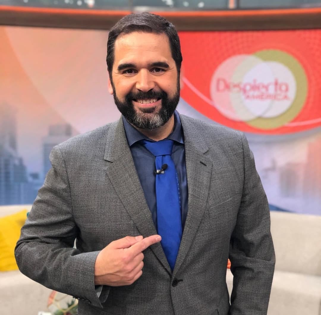 Albert no se quedó atrás y usó en su vestimenta una corbata color azul. El meteorólogo español explicó que este tono representa al autismo por ser el color del agua del mar, el cual inspira tranquilidad y, a su vez, suele ser revuelto, tormentoso y con olas fuertes.
<br>