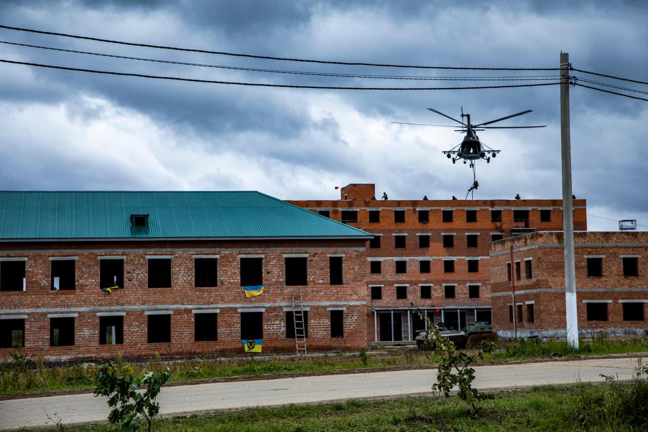 Soldados de las Fuerzas Armadas de Ucrania descienden en 'cuerda rápida' desde un helicóptero MI-8, asaltando una aldea simulada durante el entrenamiento en Rapid Trident 2021 en la base militar de Yavoriv en 2021.