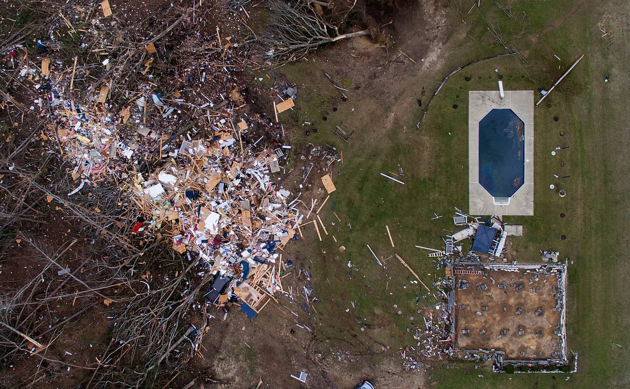 Los equipos de búsqueda y rescate continúan revisando los restos de las casas arrasadas por varios tornados en la pequeña comunidad de Beauregard, cerca de la frontera entre Alabama y Georgia.
